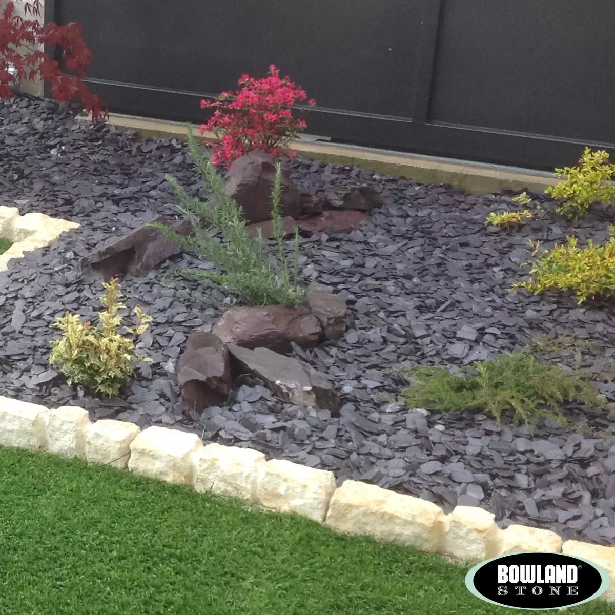 Large 750kg bulk bag of natural green slate chippings for garden landscaping and decorative borders.