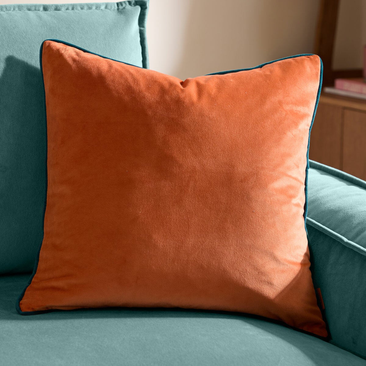 Furn Meridian velvet cushion – Orange