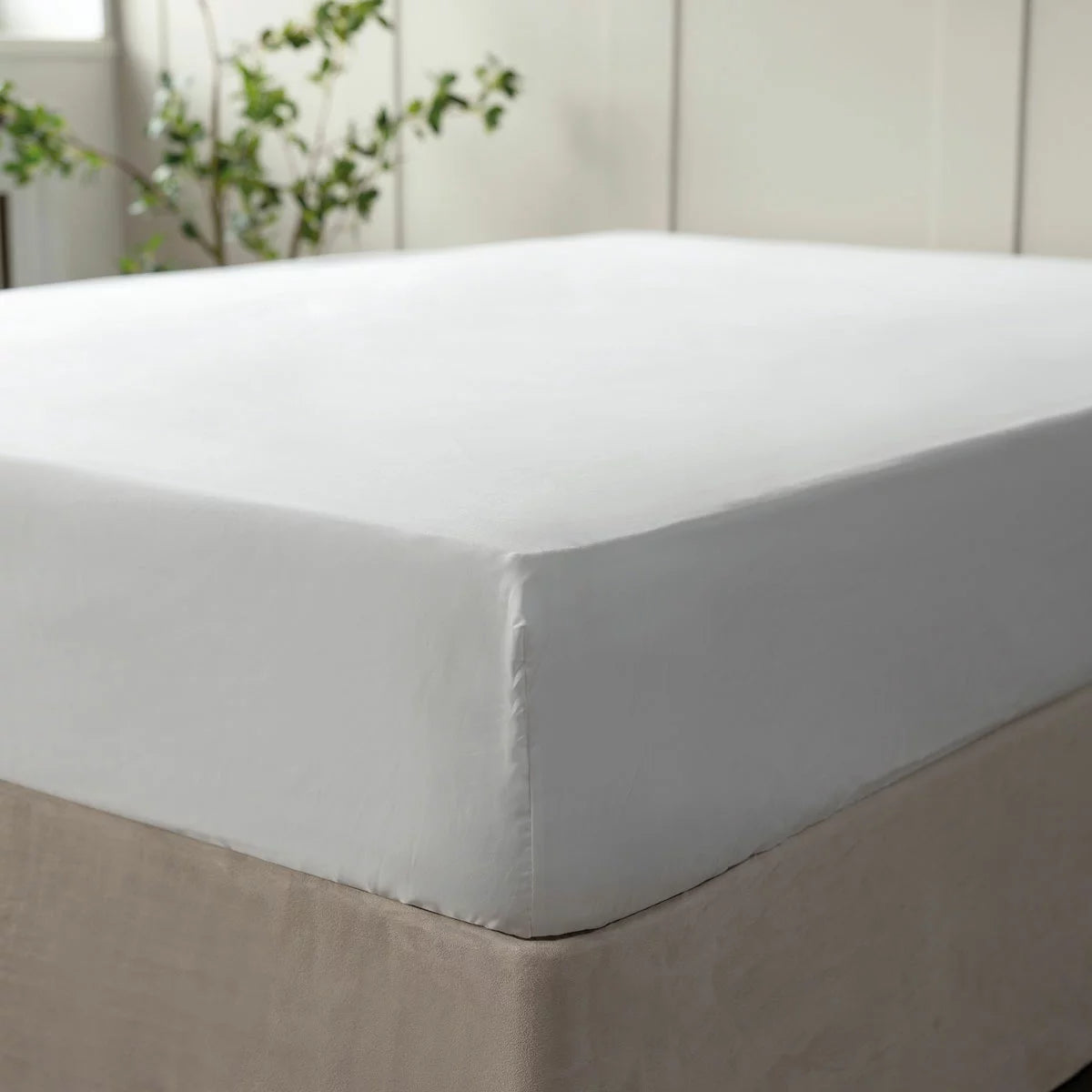 A close-up side angle of the white Belledorm 600 thread count Egyptian cotton fitted sheet stretched smoothly over a deep mattress with crisp corners.