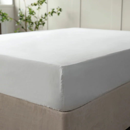 A close-up side angle of the white Belledorm 600 thread count Egyptian cotton fitted sheet stretched smoothly over a deep mattress with crisp corners.