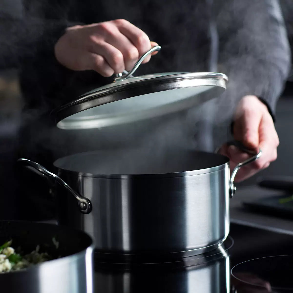 Circulon C-Series 26cm stockpot with non-stick interior for soups, stews, pasta, and large family meals.