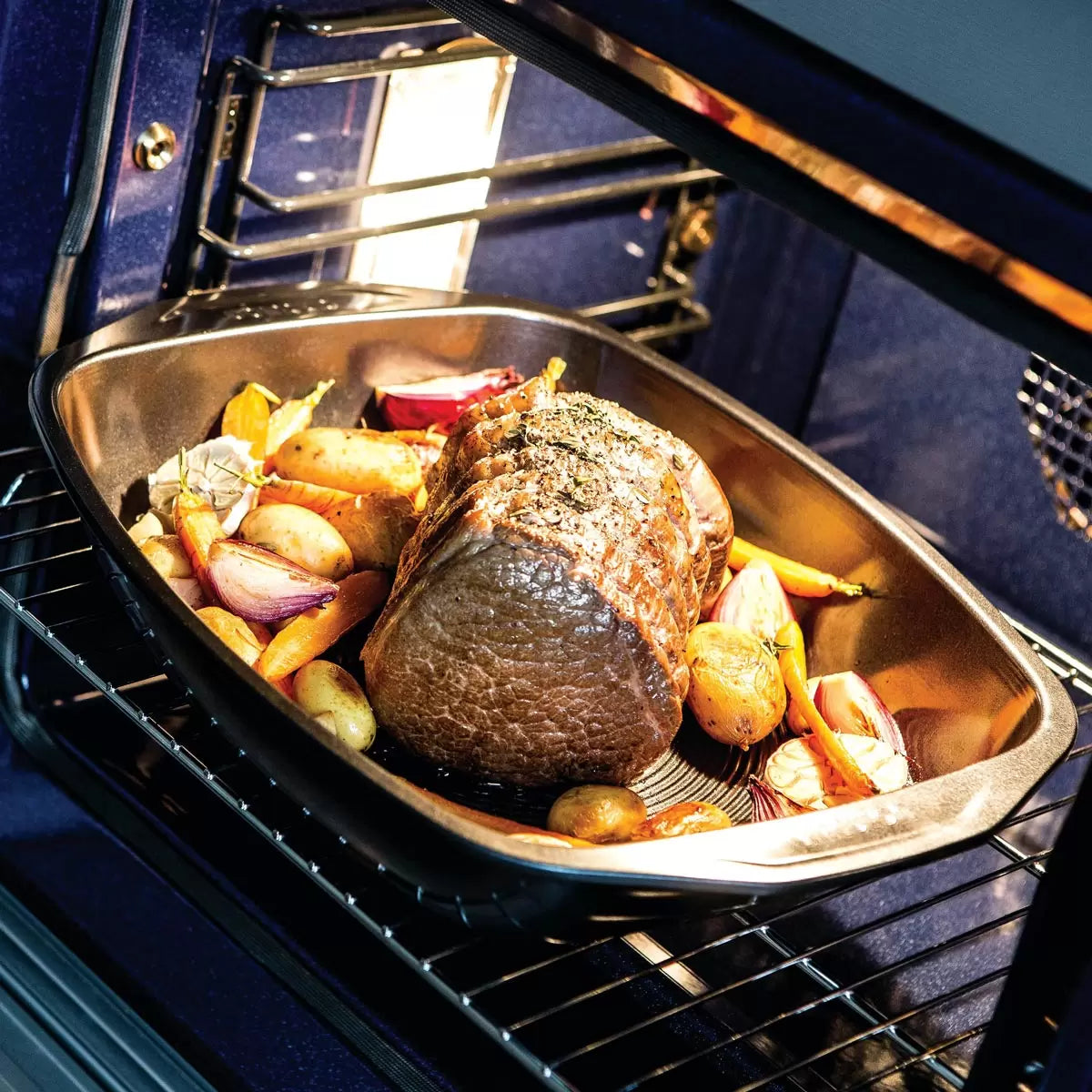 Circulon Ultimum Roast & Bake Set featuring durable non-stick coating for effortless food release, even heat distribution, and easy cleanup, ideal for roasting meats, baking cakes, pastries, vegetables, and family meals.