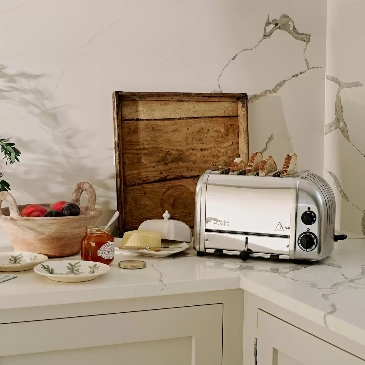 Dualit Classic 4 Slot Toaster 40590 in polished stainless steel with sandwich cage for family breakfast toasting and toasted sandwiches