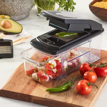 MIU_Food_Chopper_with_stainless_steel_blades_for_chopping_onions_vegetables_herbs_and_fruits_quickly_in_the_kitchen.