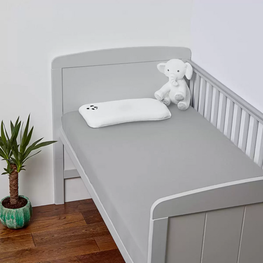 Close-up of the secure elasticated corner stitching on a white Panda bamboo fitted crib sheet.