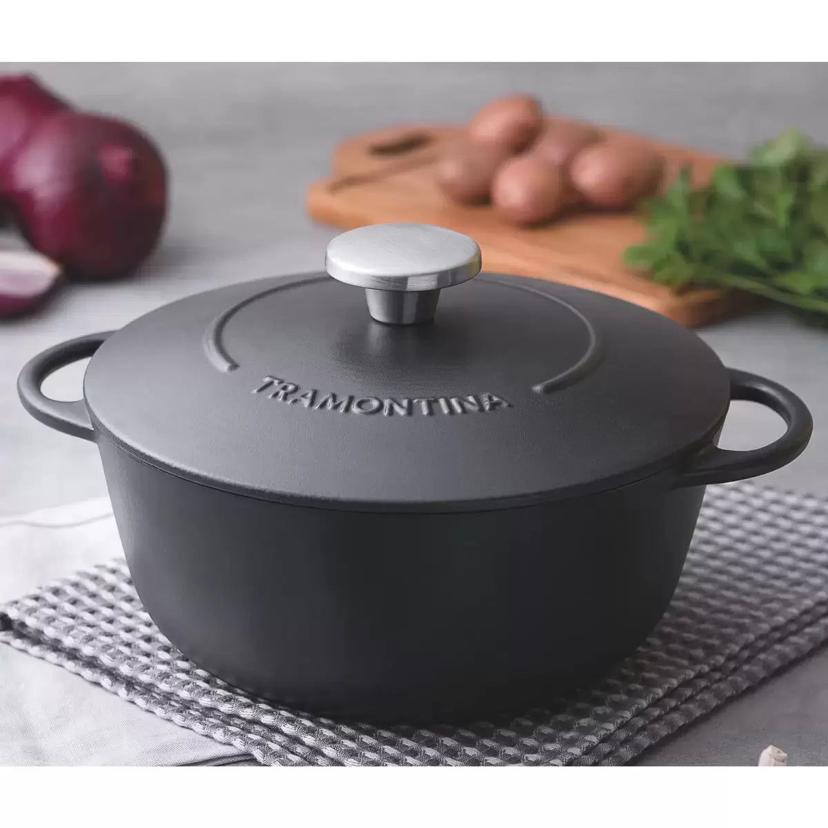 Enjoy perfectly cooked meals with superior heat retention and even heat distribution. Durable enamelled cast iron construction, 24cm size, and 4.0L capacity for family cooking.