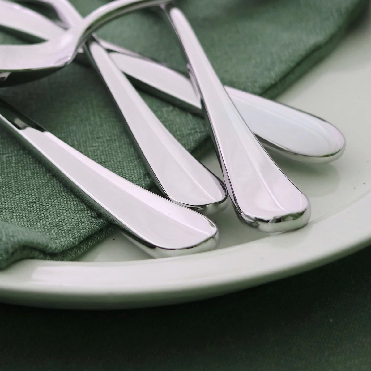 Valley 32 Piece Stainless Steel Cutlery Set with Knives Forks Spoons and Teaspoons