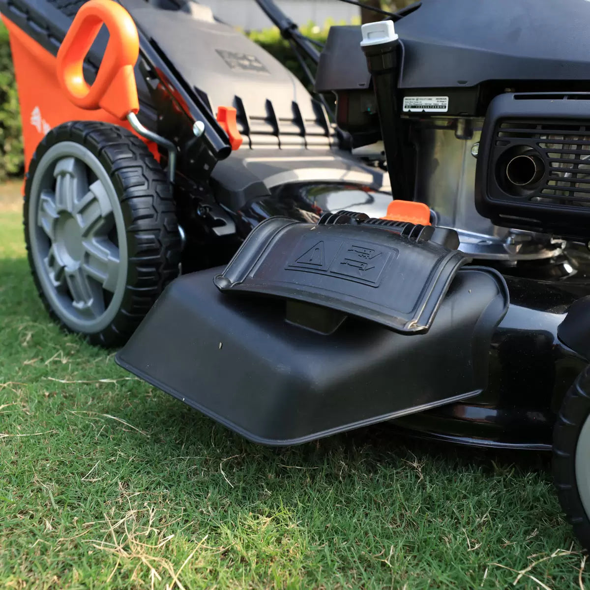 YardForce 167cc Honda engine self-propelled petrol lawn mower with 51cm cutting width mowing a large residential lawn