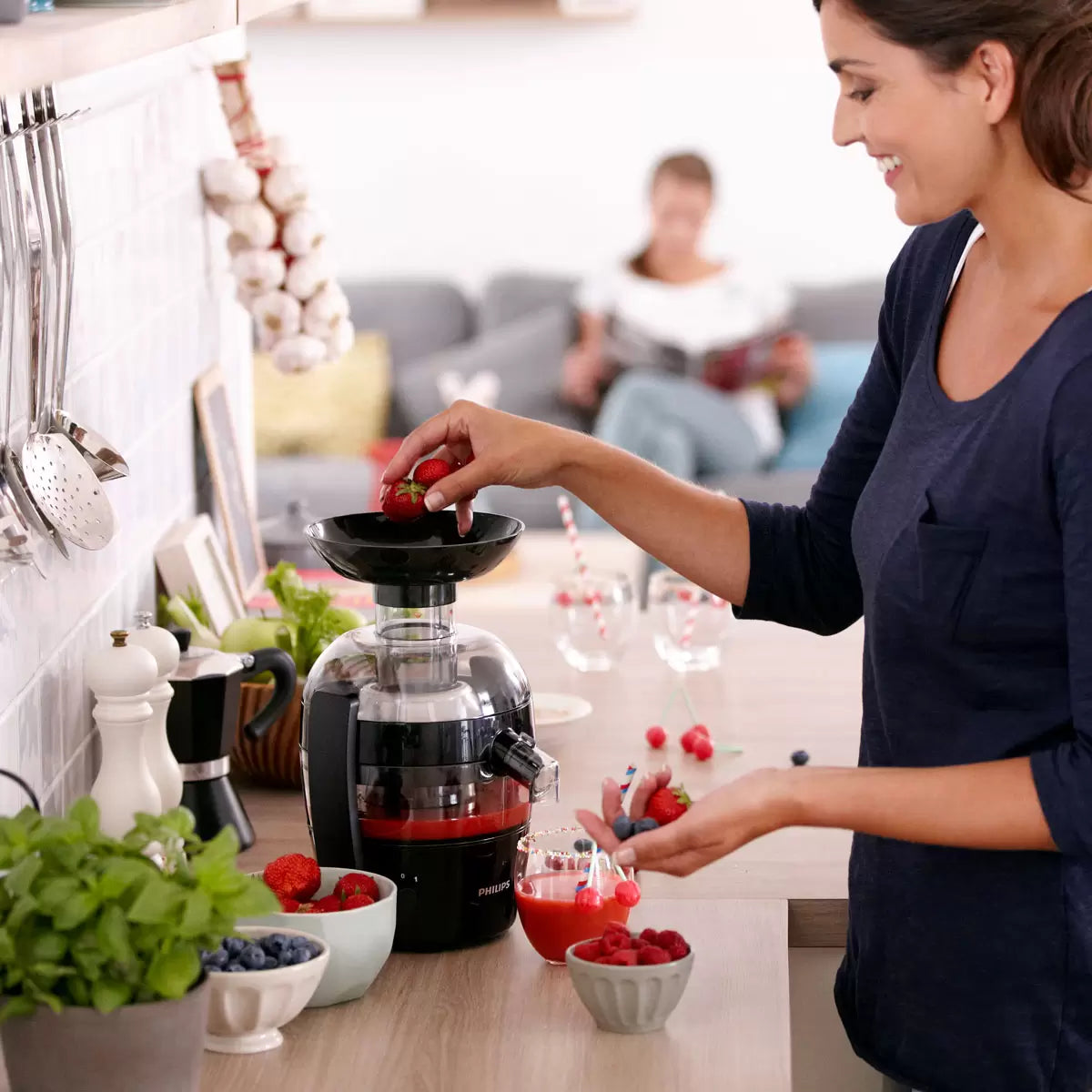Philips Viva Juicer HR1855/70 Black | Fast Whole Fruit Juicing | Health-Conscious Families