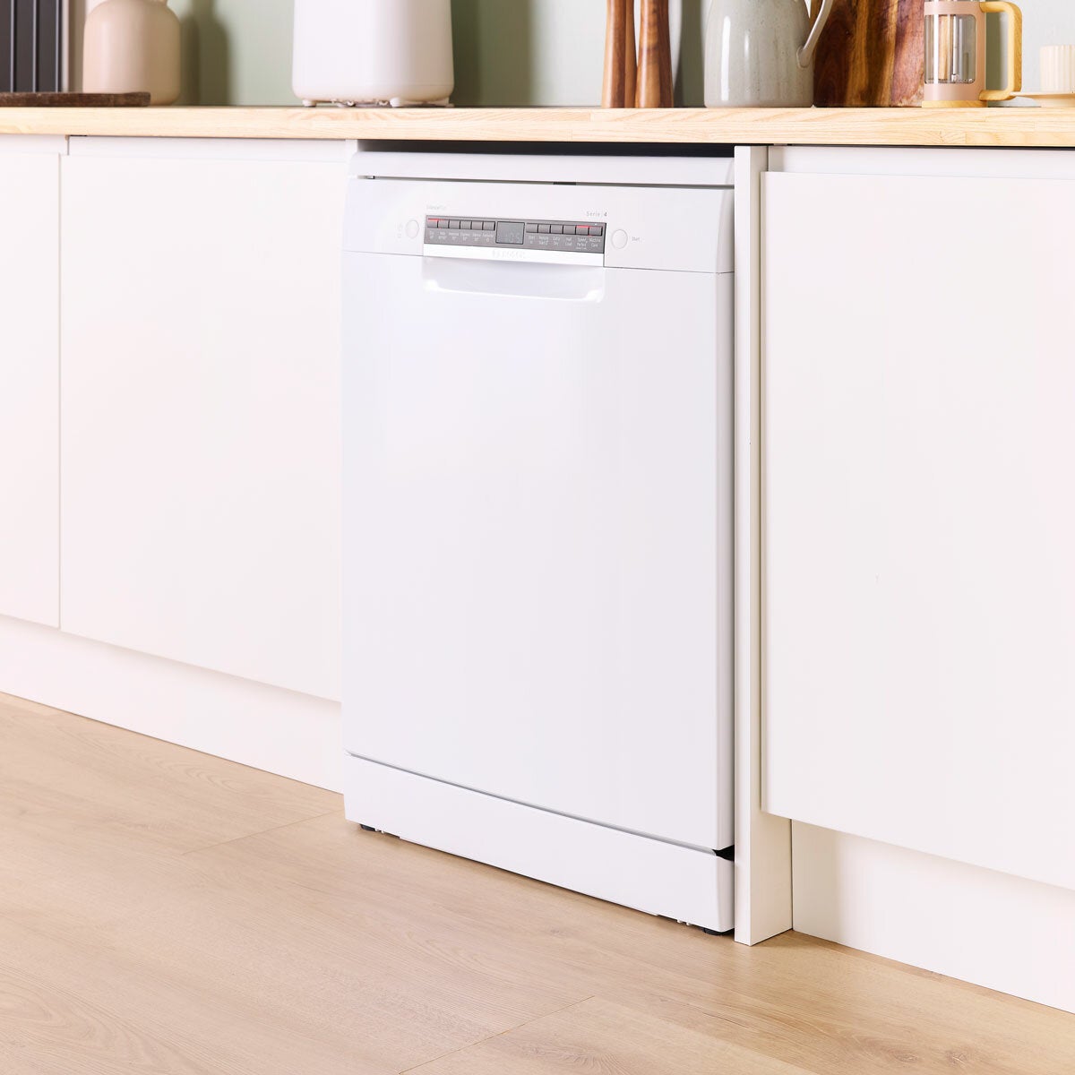 Bosch Series 4 SMS4EMW06G dishwasher white, view 2