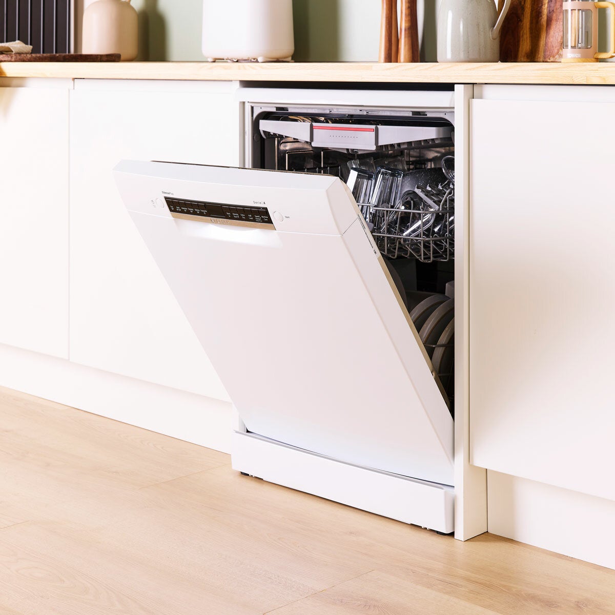 Bosch Series 4 SMS4EMW06G dishwasher white, view 3