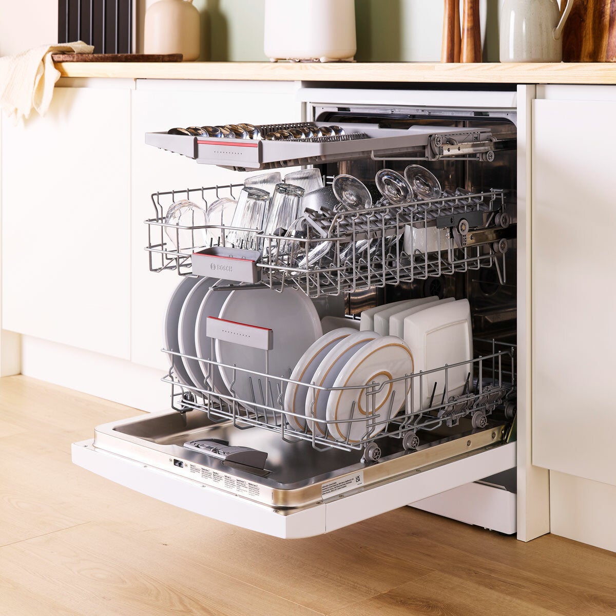 Bosch Series 4 SMS4EMW06G dishwasher white, view 4